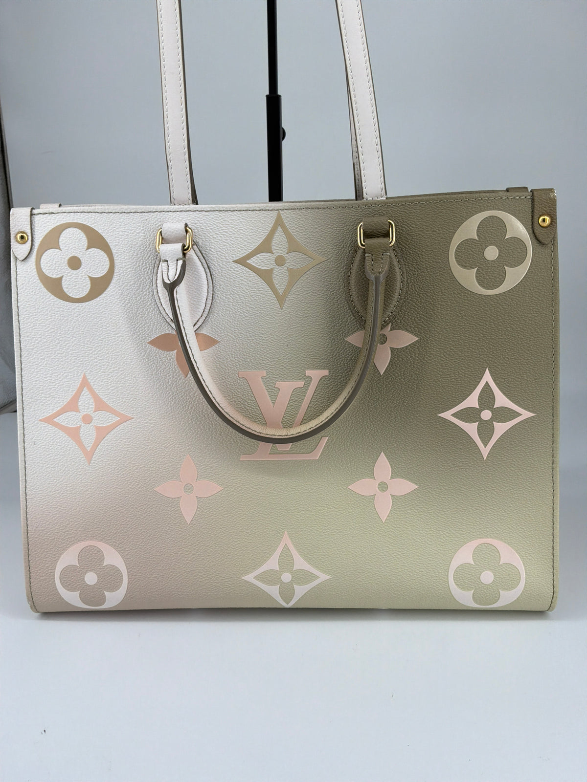 Louis Vuitton OnTheGo MM – Monogram Empreinte Gradient Leather