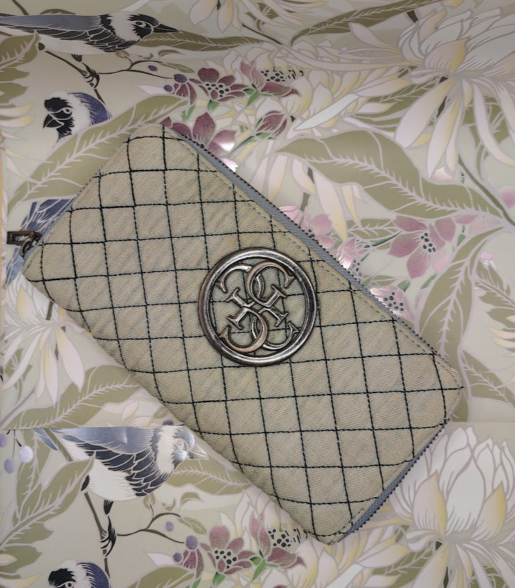 GUESS QUILTED DENIM ZIP AROUND WALLET LIZARD EMBOSSED LOGO MEDALLION