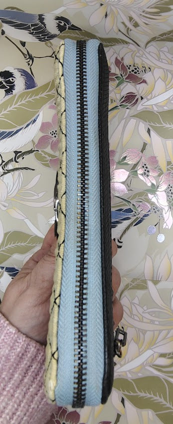 GUESS QUILTED DENIM ZIP AROUND WALLET LIZARD EMBOSSED LOGO MEDALLION