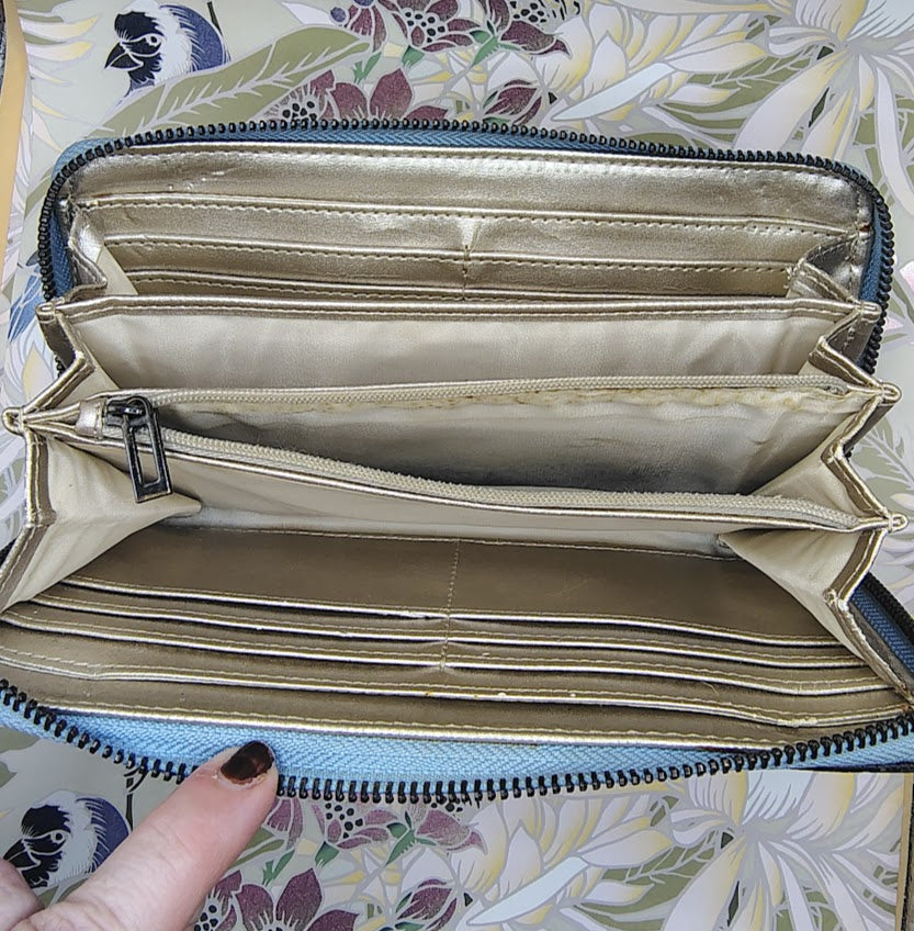 GUESS QUILTED DENIM ZIP AROUND WALLET LIZARD EMBOSSED LOGO MEDALLION