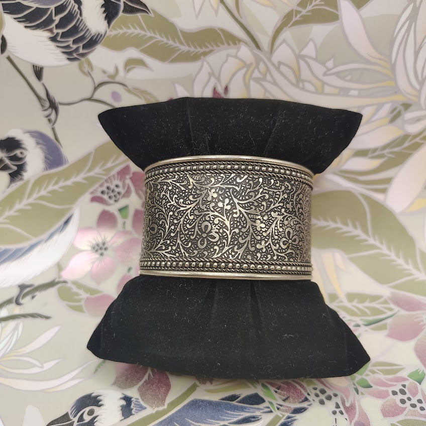 Metal Impressions Vintage Style Floral Cuff Bracelet Silver Tone Wide Boho Bangle # 27