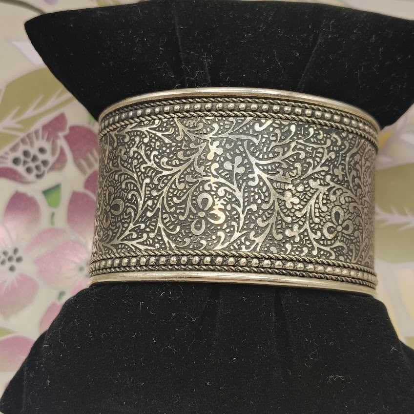Metal Impressions Vintage Style Floral Cuff Bracelet Silver Tone Wide Boho Bangle # 27