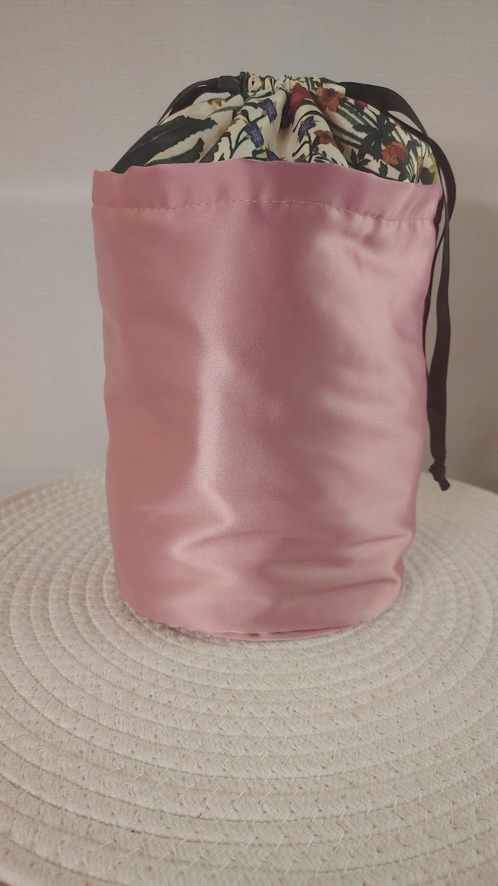 Gucci Beauty Novelty small drawstring pouch in pink satin with a floral interior lining.  GWP